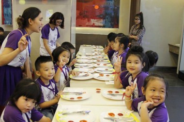Bé làm bánh tại siêu thị - 2017