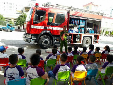 Bé làm lính cứu hỏa - 2017